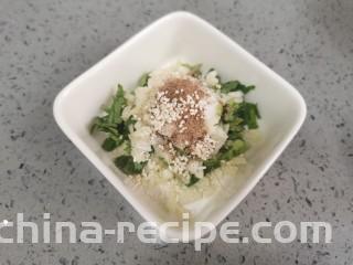 蒜香茄条,空碗里放入蒜，葱，香菜，再放入盐，白糖，鸡精，十三香