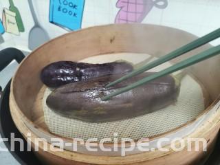 蒜香茄条,能用筷子轻易扎透即可出锅