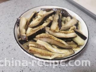 蒜香茄条,再切成丝盛入深盘