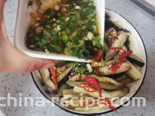 蒜香茄条,倒入调好的料汁即可食用