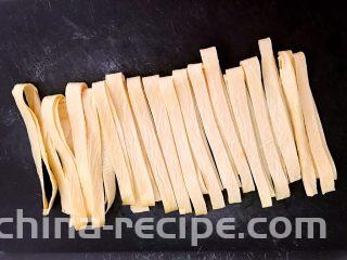 五香豆皮扣,把豆皮切成1㎝宽的小条