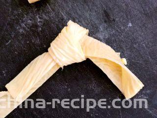 五香豆皮扣,把豆皮条打个结