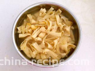 五香豆皮扣,把豆皮扣用冷水清洗干净