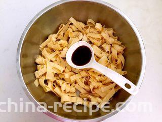 五香豆皮扣,在豆皮扣中加入生抽