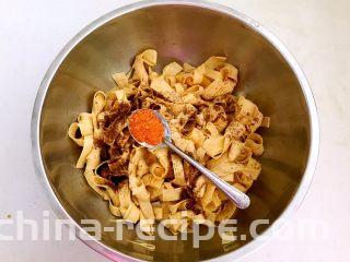 五香豆皮扣,加入辣椒粉