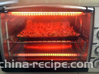 五香豆皮扣,把烤盘放进预热好的烤箱里，上下火190W，烤8分钟