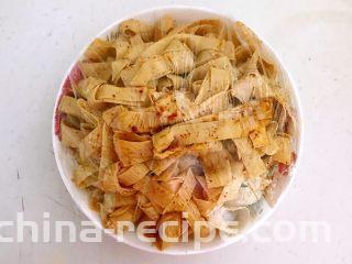 五香豆皮扣,盖上保鲜膜静止入味15分钟