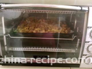 五香豆皮扣,再把烤盘放入烤箱，继续烤8分钟即可