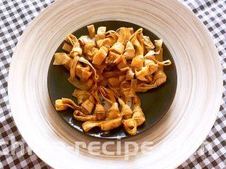 五香豆皮扣,五香豆皮扣很有嚼头，咸辣适宜