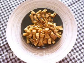 五香豆皮扣,这是一道可以当做下酒菜和零食菜品