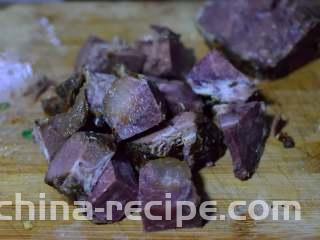 冬阴功汤牛肉面,如果做牛肉面，还是要大块的来的爽，所以此处将冷却后的牛肉切成一寸见方的块。