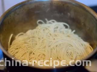 冬阴功汤牛肉面,关火倒去面汤。因为碱面虽然口感好，但因有碱，不倒掉原汤的话，会有涩味。