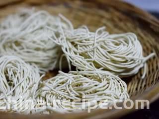 冬阴功汤牛肉面,煮两人份的干碱面。实际用了图中两个剂子。