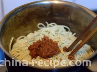 冬阴功汤牛肉面,在面条中加入一大汤匙的冬阴功酱和一大汤匙的鱼露。