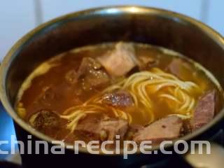 冬阴功汤牛肉面,倒入一碗牛肉高汤（可用卤牛肉时的汤），再倒入两碗开水。煮开。
