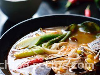 冬阴功汤牛肉面,蔬菜不仅于香菜，我是基本有什么时蔬加什么。之前曾经用过芦笋，效果也很好。