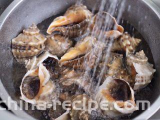 温拌海螺,把海螺先用清水浸泡半个小时后，再用自来水反复冲洗干净。