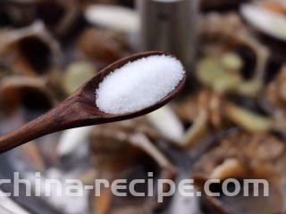 温拌海螺,再加入适量的盐。