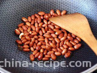 温拌海螺,锅中倒入少许花生油，把花生米炒香盛出备用。