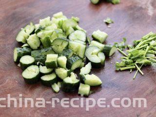 温拌海螺,黄瓜洗净后，用刀拍碎切块，香菜切段。