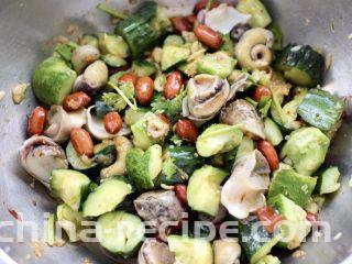 温拌海螺,把所有食材和调料，混合搅拌均匀即可。