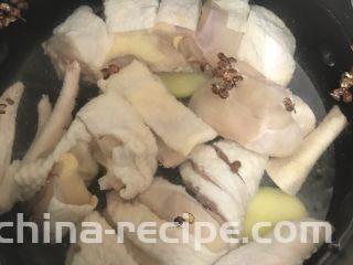 馋嘴川味口水鸡,2：锅里加冷水，加入姜片，花椒，料酒，桂皮和香叶，加盖煮开10分钟，关火再焖10分钟。一定要冷水下锅，这样的鸡肉煮出来嫩，肉不老；