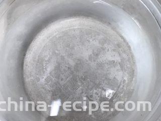 馋嘴川味口水鸡,
3:先准备一盆冰水,加入少许盐,待用;选择纯净水矿泉水或者凉白开,切记生水!