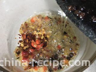 馋嘴川味口水鸡,把热好的花椒油迅速倒入碗里，会有滋啦滋啦的声音，辣椒也散发出香味