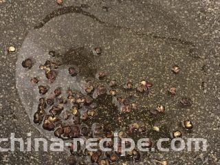 馋嘴川味口水鸡,锅里热油，加入花椒炒香