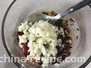 馋嘴川味口水鸡,加入到花椒油和辣椒油的碗里