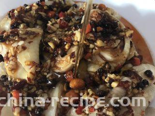 馋嘴川味口水鸡,把煮鸡肉的汤汁盛两勺浇在鸡肉上，然后拌好的调味酱均匀铺在鸡肉上，淋上香油