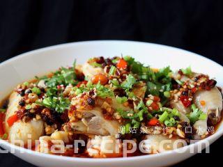 馋嘴川味口水鸡,撒上葱花、香菜末和熟芝麻,冷藏半小时后再吃哟,冰冰凉超级好吃!