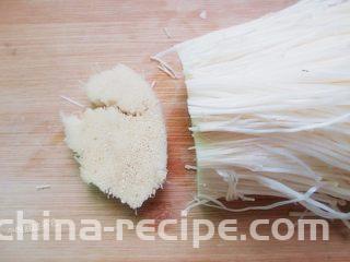 孜然黄金金针菇,金针菇把根部切掉一小节， 不要切太多 这样不容易散了