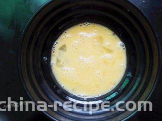 孜然黄金金针菇,碗里打入3个鸡蛋打成蛋液