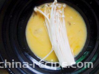 孜然黄金金针菇,把洗好的金针菇都撕成薄薄的一小片 分次放进鸡蛋液里， 反正面尽量都裹上