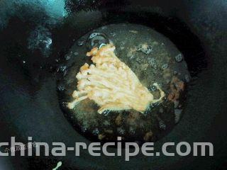 孜然黄金金针菇,转小火炸至金针菇两面金黄色即可捞出沥干油