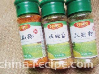 孜然黄金金针菇,按照自己的口味，撒上你喜欢的调味料，我加的是老窖分、孜然、和椒盐