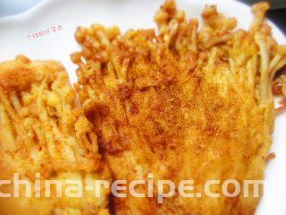 孜然黄金金针菇,一定要趁热吃,放久了就会软掉,口感也不酥脆了~