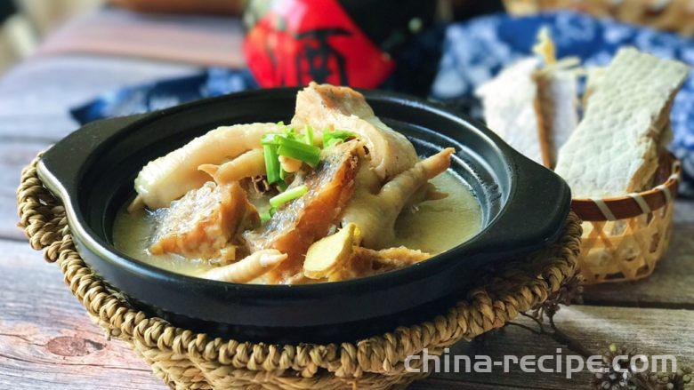 The method of burning chicken feet with white bamboo