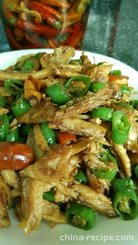 The method of tearing salted fish by hand