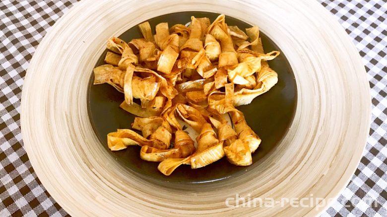 The method of making five spice tofu skin buckle