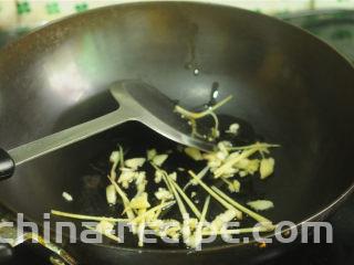 芹菜炒晒兰肉,油锅烧热，爆香姜蒜