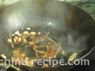 芹菜炒晒兰肉,炒出红油