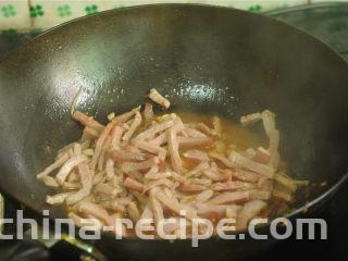 芹菜炒晒兰肉,淋入少许水，烧至微微收汁