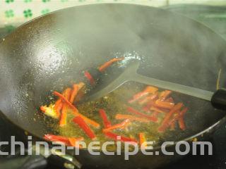 芹菜炒晒兰肉,另起锅，煸炒红辣椒