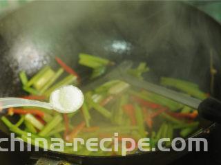 芹菜炒晒兰肉,撒入盐