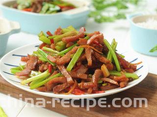 芹菜炒晒兰肉,作为下酒菜是相当不错呢