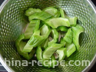 苦瓜烧鸡腿,
苦瓜切块