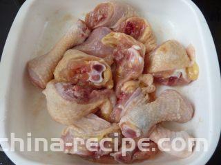 苦瓜烧鸡腿,约腌20分钟