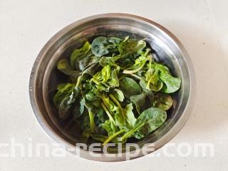 麻酱菠菜,首先将菠菜摘去黄叶，去掉根部